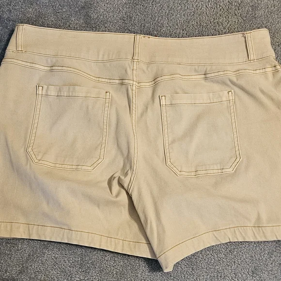 SPANX Women's Tan Cargo Shorts - Picture 2 of 4